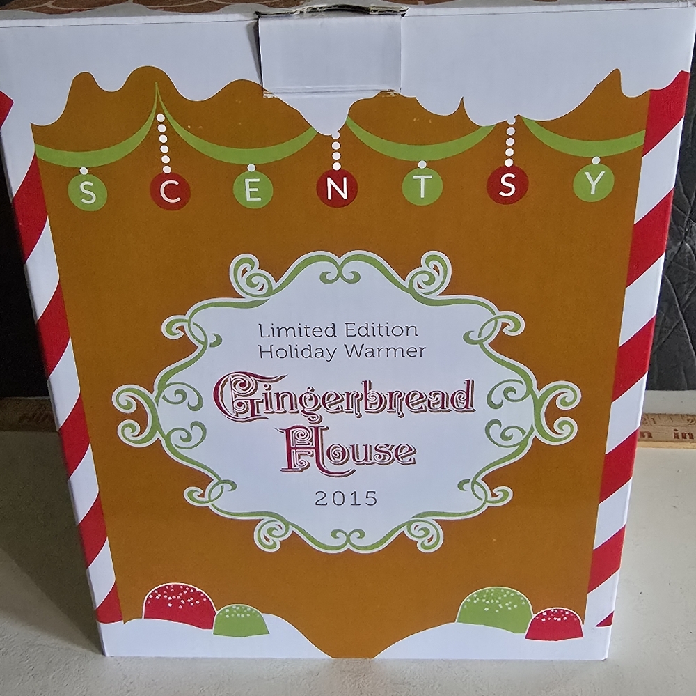 Scentsy Limited Edition Holiday Warmer 2015 Gingerbread House Warmer